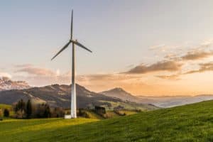 Éolienne sur un terrain rural